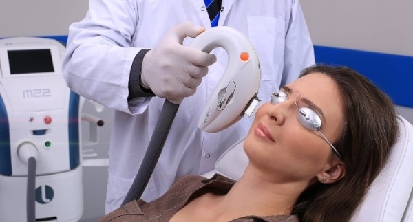 Patient treating dry eye using IPL therapy